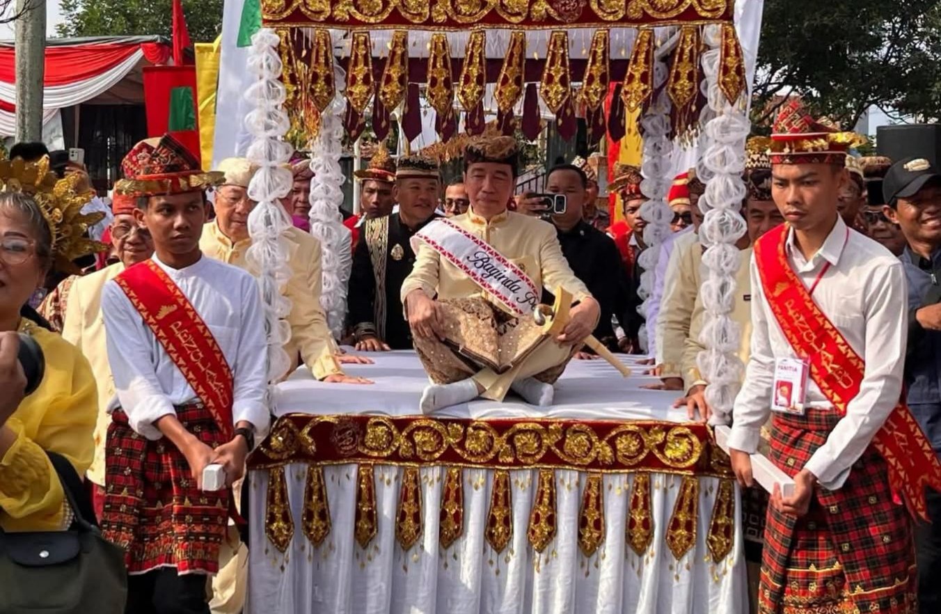 Jokowi Menerima Gelar Baginda Pemuka Bangsa Dari Lima Kerajaan Adat Lampung, Gelar Ini Sebagai Penghormatan Masyarakat Atas Kinerja Jokowi